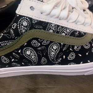 VANS. Green black white paisley print. Size 8. Like New